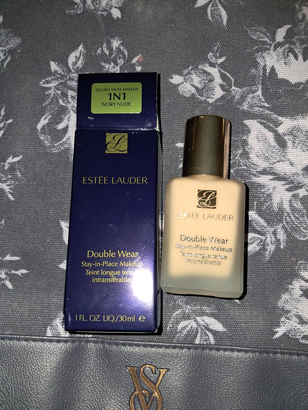 Estee Lauder Double Wear Foundation - Ivory Nude (1N1) - Cream